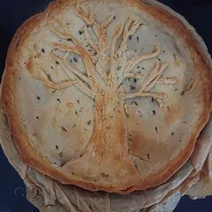 A picture of Mince, onion and carrot pie.