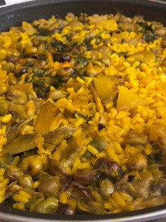 Una foto de Arroz con habas y alcachofas