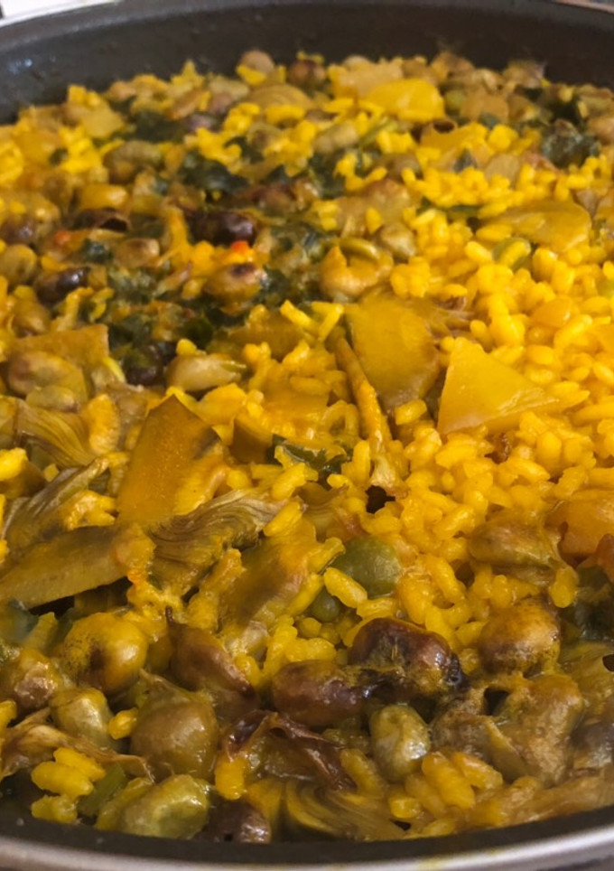 Una foto de Arroz con habas y alcachofas