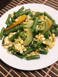 Una foto de Ensalada salteada de verduras y huevo