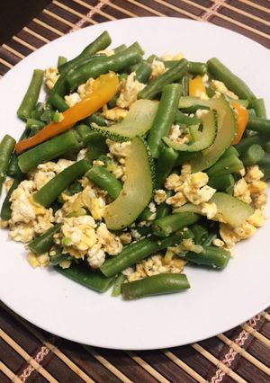 Una foto de Ensalada salteada de verduras y huevo