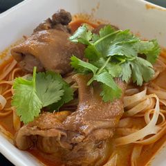 A picture of Massaman Chicken with Noodle.