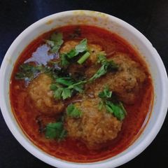 A picture of Soyabean keema kofta curry.