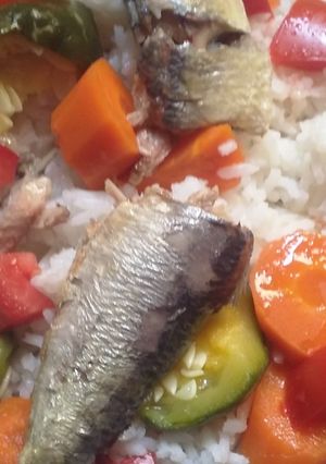 Una foto de Arroz con sardinas y verduras al vapor