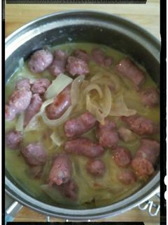 Una foto de Salchichas encebolladas