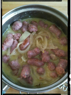 Una foto de Salchichas encebolladas
