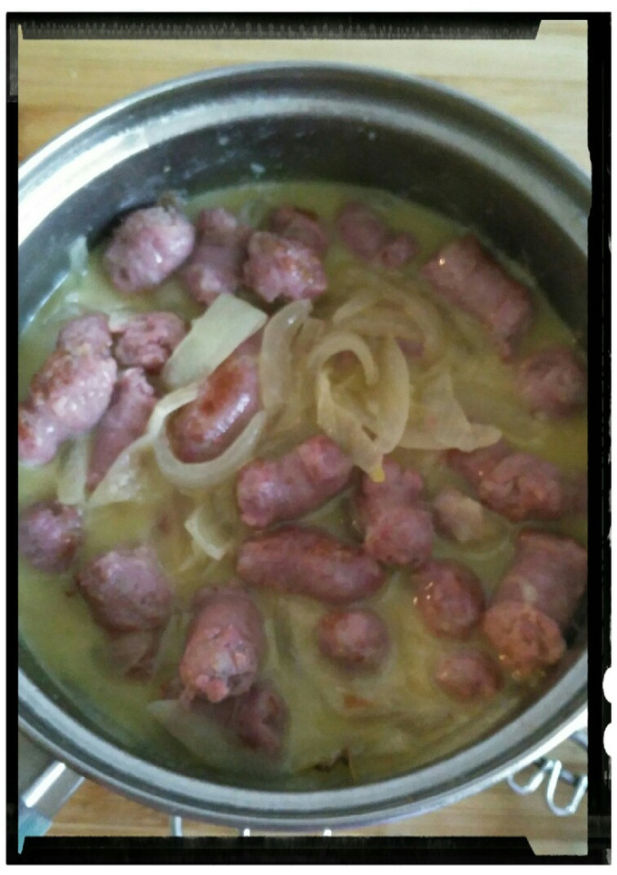 Una foto de Salchichas encebolladas