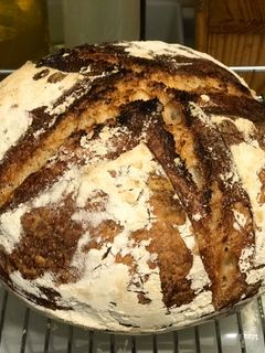 Una foto de Pan de pueblo con masa madre casera: centeno, espelta y trigo