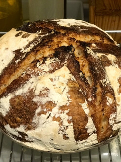 Una foto de Pan de pueblo con masa madre casera: centeno, espelta y trigo
