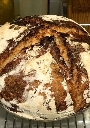 Una foto de Pan de pueblo con masa madre casera: centeno, espelta y trigo