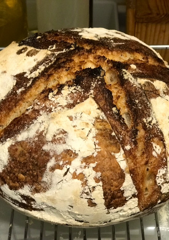 Una foto de Pan de pueblo con masa madre casera: centeno, espelta y trigo