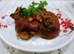 Hình của món Giò heo kho sả.