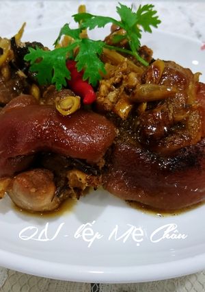 Hình của món Giò heo kho sả.