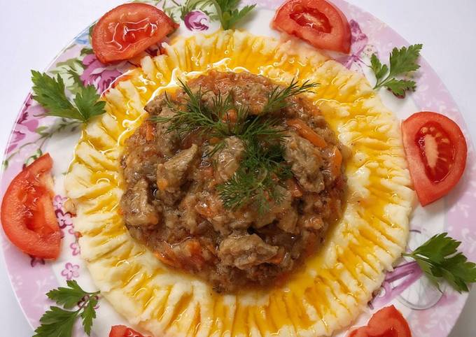 Гуляш из говядины на ‘’картофельном покрывале‘’