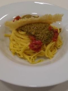 Una foto de Pasta con pesto de tomate deshidratado pistachos y almendras