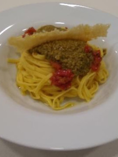 Una foto de Pasta con pesto de tomate deshidratado pistachos y almendras