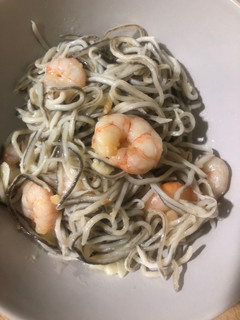 Una foto de Gulas al ajillo con gambas