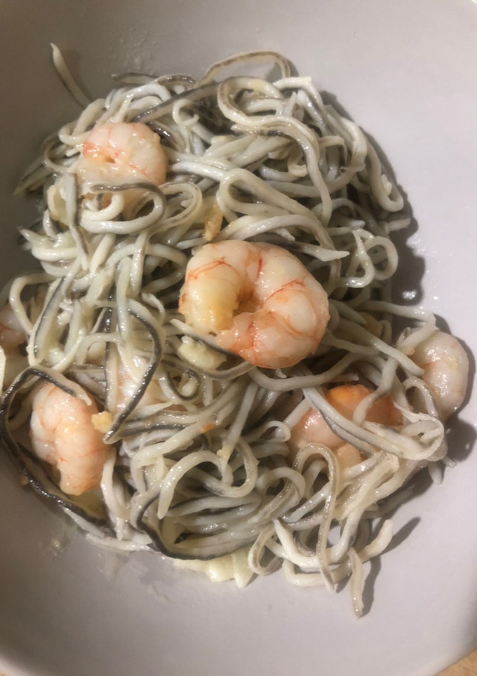 Una foto de Gulas al ajillo con gambas