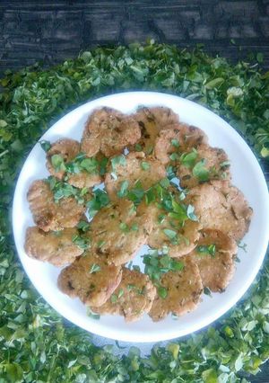 A picture of Methi Mathri.