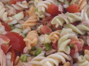 Una foto de fusilli de colores