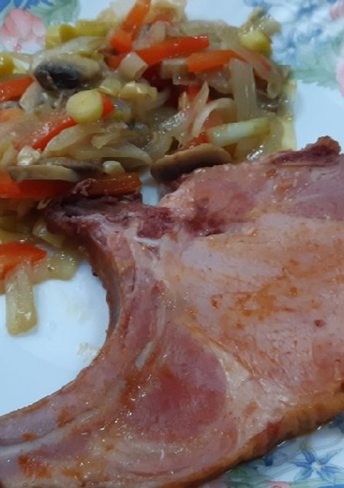 Una foto de Verduras picantes y chuleta de Sajonia sabor Cookpad