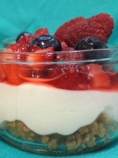 Una foto de Vasitos de tarta de queso con frutos rojos