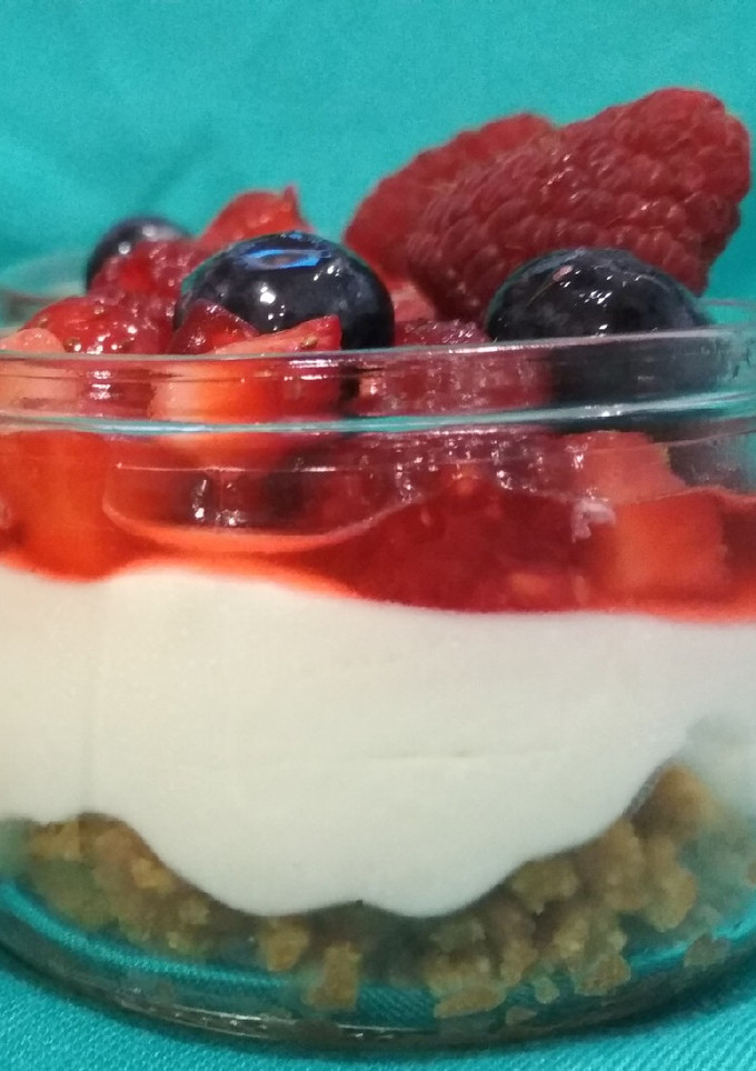 Una foto de Vasitos de tarta de queso con frutos rojos