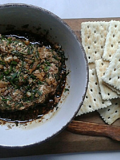 Una foto de Queso crema con nueces, soya y ciboulette para picoteo