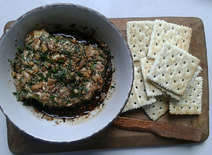 Una foto de Queso crema con nueces, soya y ciboulette para picoteo