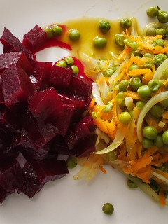 Una foto de Ensalada caliente de arvejas y ensalada fría de betarragas