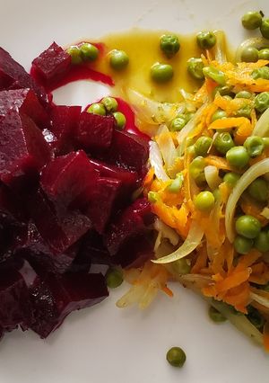 Una foto de Ensalada caliente de arvejas y ensalada fría de betarragas