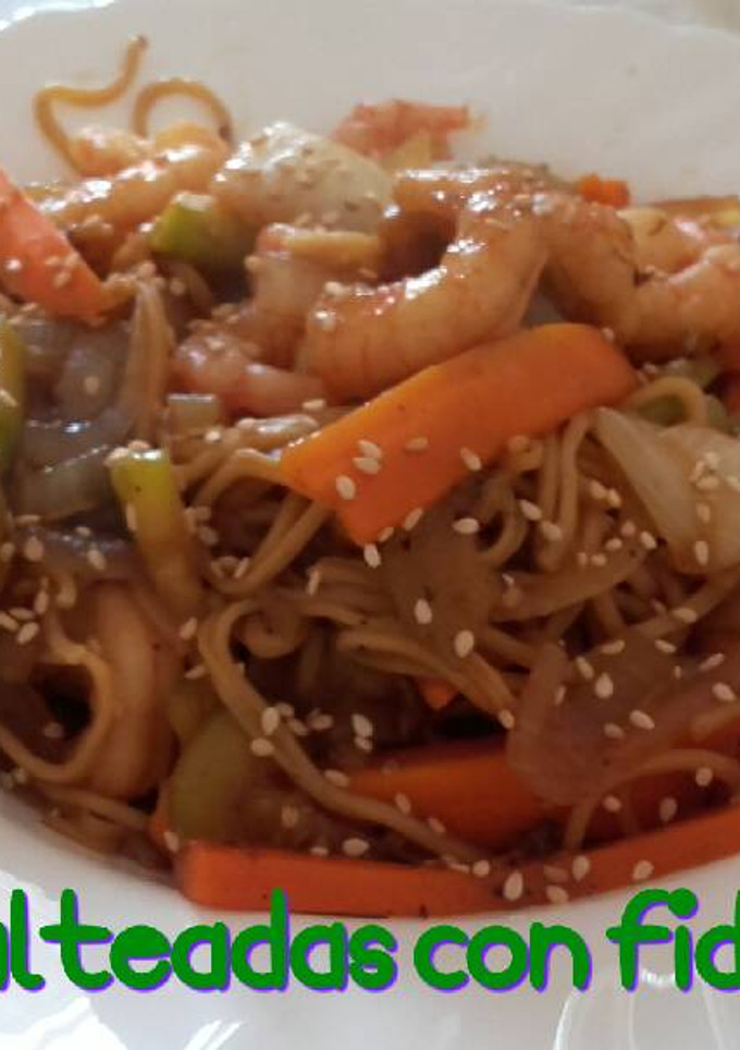 Una foto de Gambas salteadas con fideos chinos*