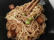 Una foto de noodles teriyaki