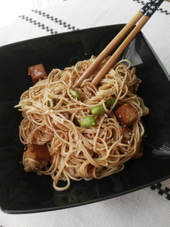 Una foto de Noodles salteados con tofu