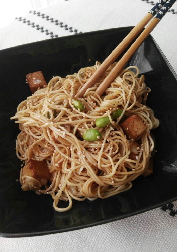 Una foto de Noodles salteados con tofu