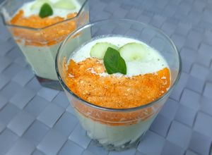 Une photo de Crème de concombre au basilic, féta au paprika
