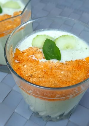 Une photo de Crème de concombre au basilic, féta au paprika