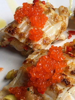 Una foto de Calamar con caviar de salmón