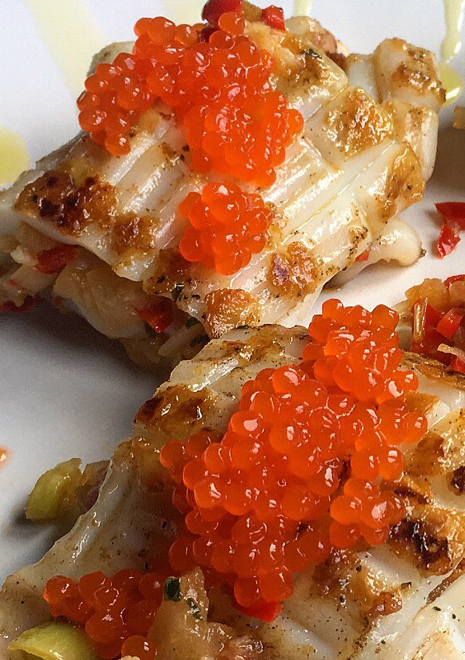 Una foto de Calamar con caviar de salmón
