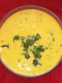 ગુજરાતી કઢી (Gujarati Kadhi Recipe In Gujarati) રેસીપી મુખ્ય ફોટો