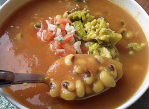 Una foto de Frijoles cabecita negra guisados🥑🍲🍅