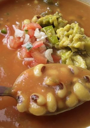 Una foto de Frijoles cabecita negra guisados🥑🍲🍅