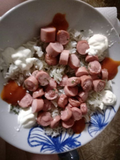 Una foto de Arroz basmati con frankfurt halal doble salsas