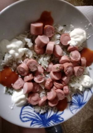 Una foto de Arroz basmati con frankfurt halal doble salsas