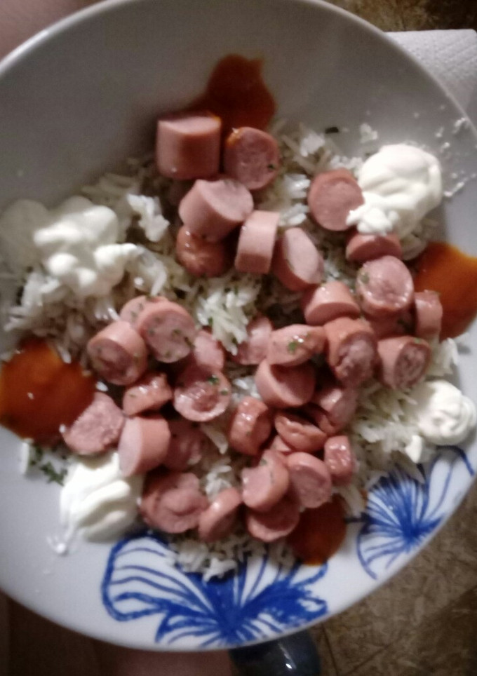 Una foto de Arroz basmati con frankfurt halal doble salsas