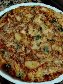 Una foto de Tortilla de calabacín, patatas y queso