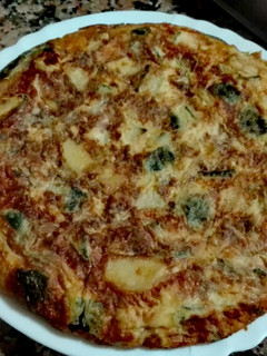 Una foto de Tortilla de calabacín, patatas y queso