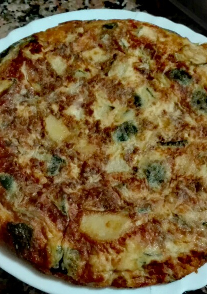 Una foto de Tortilla de calabacín, patatas y queso