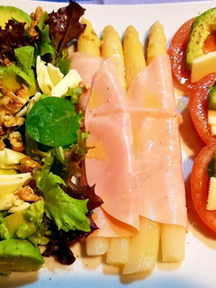 Una foto de Ensalada de espárragos con jamón y mucho más