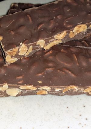 Una foto de Maní con Chocolate  estilo Shot o Block